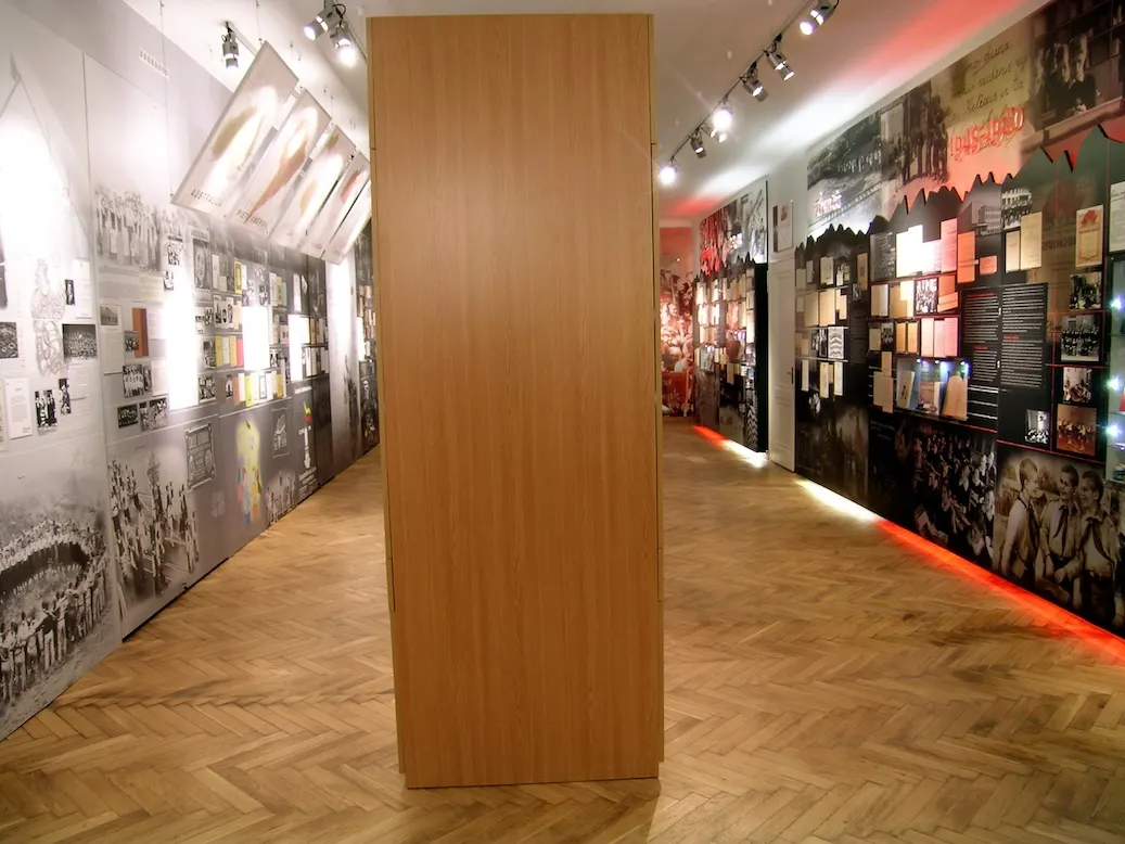 Lietuvos švietimo istorijos muziejaus ekspozicija "Švietimas sovietmečiu ir išeivijoje"